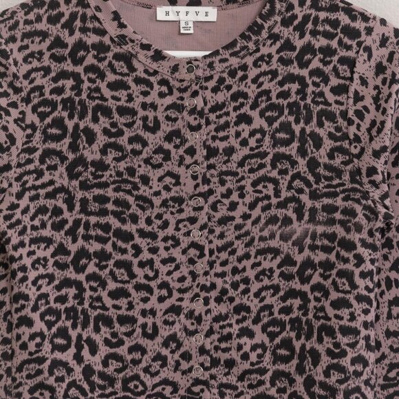 HYFVE Animal Print Snap-Down Crop Cardigan - Trendy & Cozy for Every Season - Picture 7 of 7